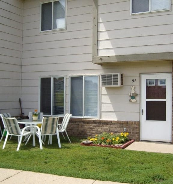 Twin Oaks Apartments in Hutchinson, MN